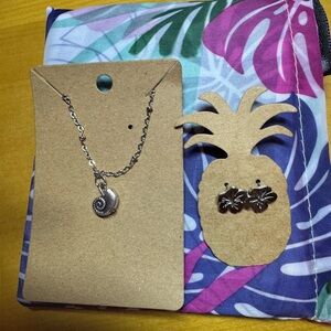 Silver Shell Pendant Necklace and Earrings Set